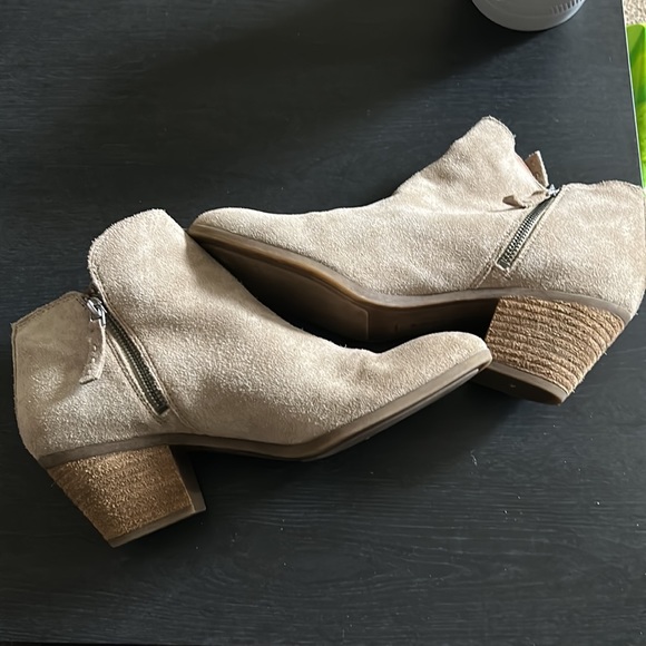 EUC  LADIES FRYE SUEDE ANKLE BOOTS IN ASH 9.5 - Picture 4 of 5